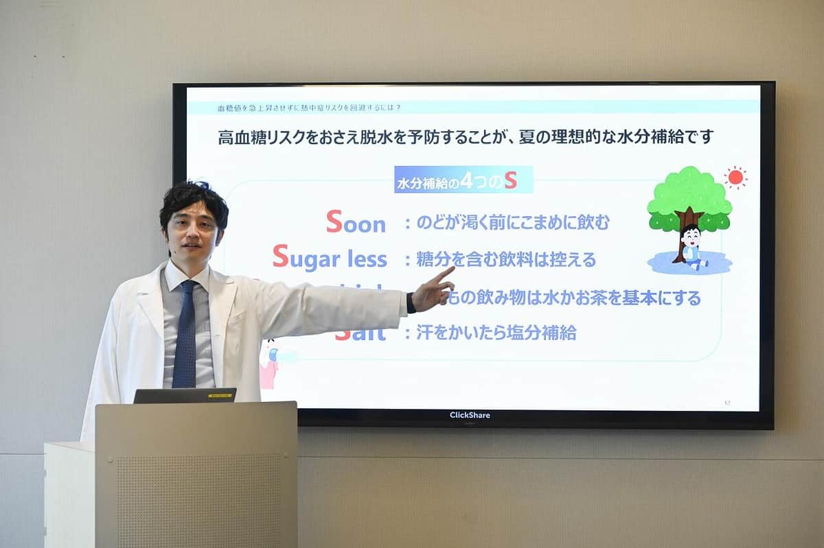 「おばな内科クリニック」院長・川名部新医師が説明。アボットジャパンが主催した「理想的な水分補給」と血糖管理の勉強会
