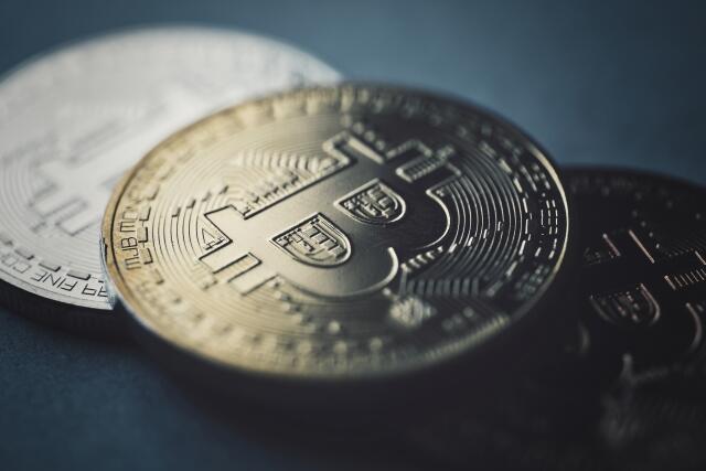 貨幣 ７ヵ国の、４枚のトークン Y47RNJIQOROXTPBF4NVWHVUSWA.jpg