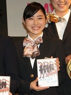 「歴代制服全部着たい」 石原さとみ、CA姿でDVDをPR