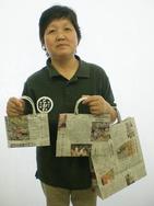 主婦が考案「新聞バッグ」　