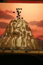 火山から「黒シュー」マグマが噴火！