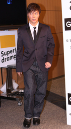 成宮寛貴、「恋には気を付けている」　「ゴシップガール」試写会でトーク