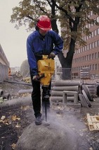 映画「252　生存者あり」で削岩機「ピオニア」が大活躍