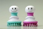 かわいい「キャラ」ブラシで頭皮洗浄