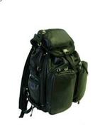 スーツ姿にも似合う大人のリュック