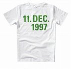 Tシャツの胸に輝く「歴史的な日」？