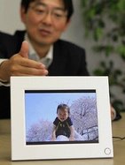 「孫の笑顔」が送られてくるフォトフレーム　ドコモ発売