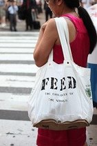 人気エコロジーバッグ「FEED」　デザイナーは前大統領の姪