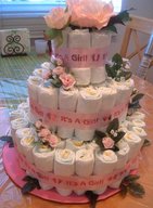 お洒落で現実的な出産祝い　ベビーシャワーの「ダイパーケーキ」