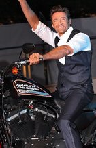 ヒュー・ジャックマン、「ノーヘル」で六本木を疾走！