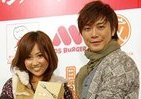 成宮寛貴が美女に「あ～ん」　モスバーガーのイベントでスイーツをPR