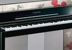 「ミッキーマウス」が見守る電子ピアノ