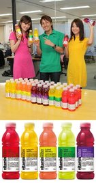 グラソー ビタミンウォーター新フレーバー2種PRでキャンペーン部隊が来社