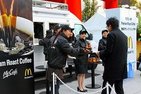 「仕事始め」を応援　マクドナルド本社社員がコーヒーをサンプリング