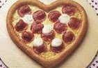 チョコ嫌いな彼に、ハート型のドミノピザ