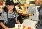 勤労感謝の日、子ども達がマクドナルド・クルーの仕事に挑戦！