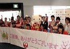 JALが女性ばかりの「ひなまつりフライト」　キティちゃんもお見送り
