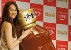 観月ありさ、「かわいい焼肉ママ」に　等身大「黄金の味」ボトルにびっくり