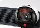 狭い部屋でも近距離投影OK　短焦点ホームシアタープロジェクター