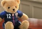 抱きしめながら「ゴール」を待って　「なでしこジャパン」限定テディベア