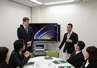 英語社内公用語化の大波で中堅社員ピンチ　「英対話」学習は苦手組救うか
