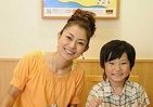 新しくなった「吉野家」で子供もニコニコ　石黒彩さん親子が「親子牛丼」初体験