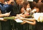 第25回東京国際映画祭が開幕　「大使」前田敦子に大歓声　サインし過ぎで次々追い抜かれる