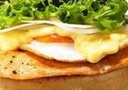 欧米レストラン「定番」をイメージ　フレッシュネス「サーモンエッグバーガー」