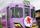 「ヱヴァQ」の世界に迷い込む　富士急行線で「ラッピング車両」運行中