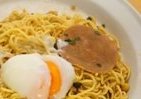 カップ麺を「油そば」にするとウマい！って本当？　職場で作ってみた