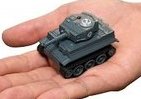 iPhoneで操作する「戦車型ラジコン」　赤外線「大砲」で対戦も