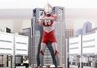 高さ4Mのウルトラマンが高速道に！　「ビルのような」自販機も登場