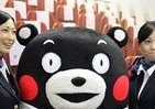 くまモン、キャビンアテンダントにデレデレ　JAL国際線に熊本グルメ「お届け」