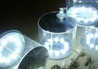 膨らませて使う「LEDランタン」　ソーラーパネルで充電