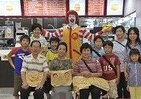 孫のお手製ハンバーガーにおばあちゃんは思わずにっこり　3世代で楽しんだマクドナルド「敬老の日 体験教室」