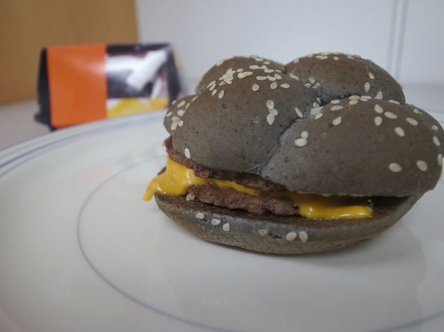 「イカスミバーガー」、たしかに黒い