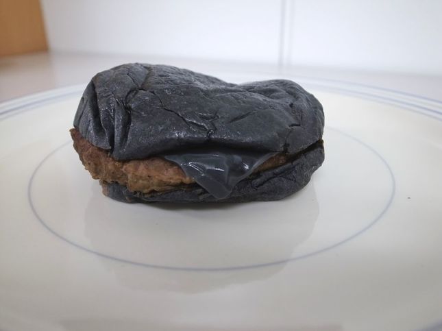 バーガーキング「KUROパール」全体が真っ黒