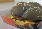 黒色ハンバーガー、マクドナルドも投入！　見た目からは想像できないその味は......
