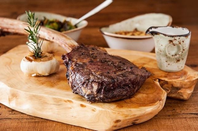 スモーク塩が香る、骨付きリブアイステーキ