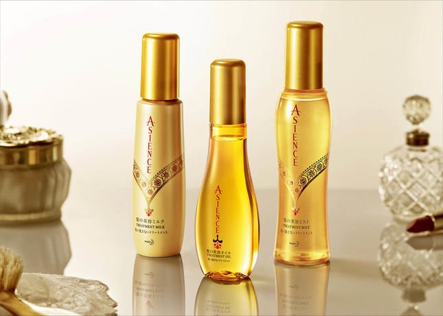 髪の美容オイル（中）。傷んだ髪をなめらかな手触りに。ケアしたてのなめらかさ1日つづく。　髪につけた瞬間なじんでベタつかない使い心地