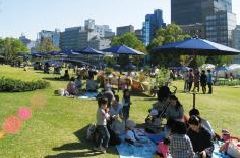 大阪市内のビル群や、水都たる由縁の川を一望できる