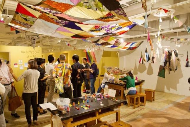 さまざまな活動の展示が見られる