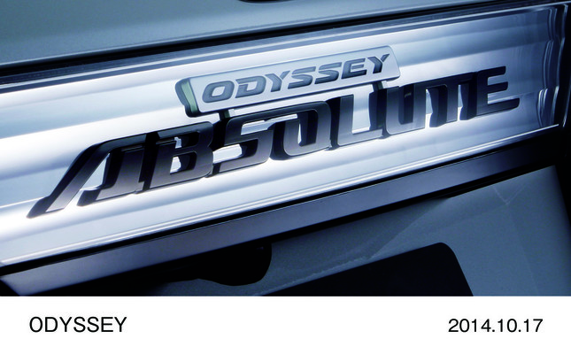 ブラッククロームメッキをあしらった「ABSOLUTE」リアエンブレム