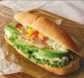 バジルソースのアボカドチキンサラダロール