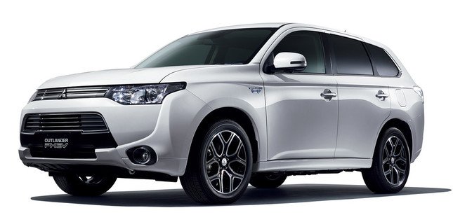 アウトランダーPHEV「SPORTS STYLE EDITION」（ホワイトパール）