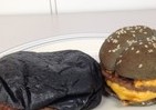 黒すぎバーガー頂上決戦！　イカスミバーガーとKUROパール、どっちが黒い？