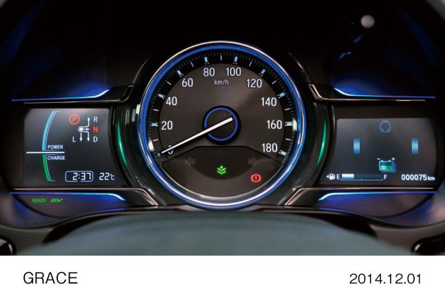 燃費履歴や平均車速などの情報を表示するマルチインフォメーション・ディスプレイ