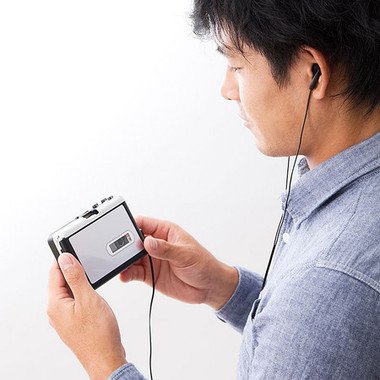 付属のイヤホンでポータブルカセット／MP3プレーヤーとしても活躍