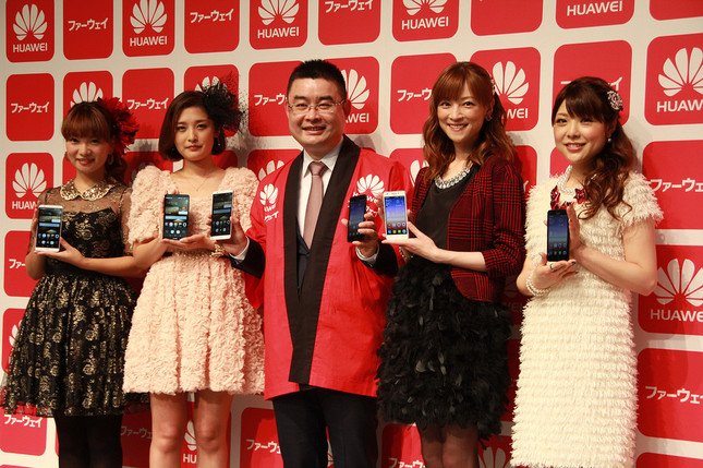 ゲストの「モーニング娘。OG」と新商品をアピールする呉副社長（中央）