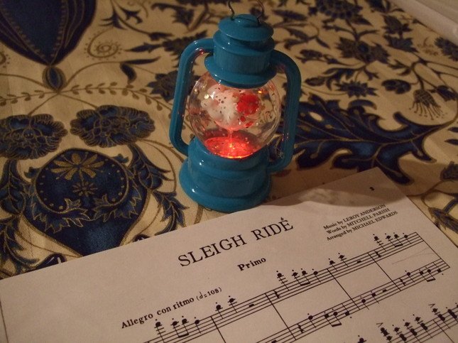 「SLEIGH RIDE(スレイ・ライド＝そりすべり）」の楽譜とスノードーム